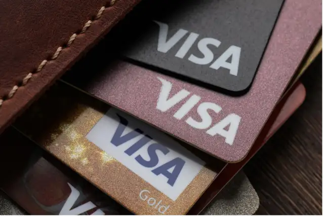 vários tipos de Cartão de crédito Visa em uma carteira