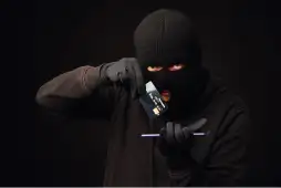 pessoa encapuzada representando o golpe do resgate de cartão de crédito