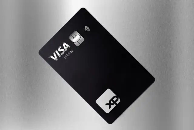 cartão xp visa infinite em um fundo cinza