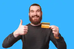 um homem segurando um Cartão de crédito para negativado com limite