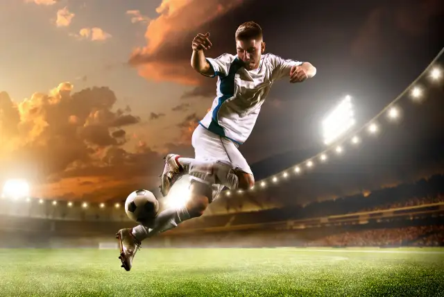 homem dominando bola em um estádio mostrando Como conseguir descontos em ingressos de jogo de futebol