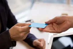 Posso emprestar meu cartão de crédito