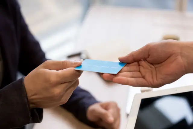 Posso emprestar meu cartão de crédito